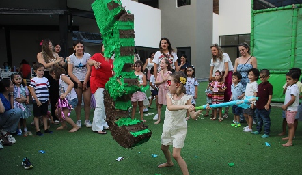  Partiendo la piñata.