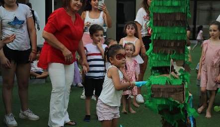  Partiendo la piñata.
