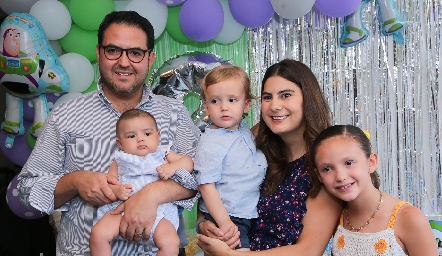  Diego Valdés y Lu Castelo con sus hijos Alonso, Diego y Danna.