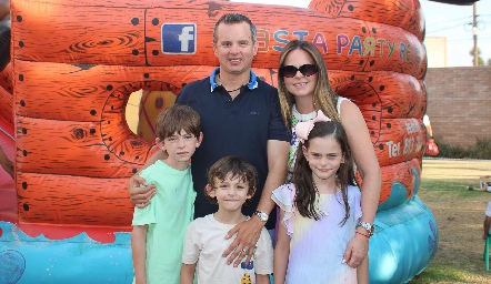  Eduardo Zermeño y Marianne Velasco con sus hijos Jero, Edu y Marina.