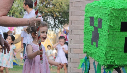  Carmina Badin en la piñata.