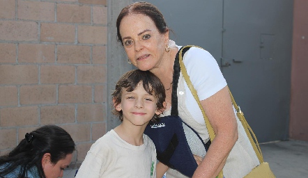  Marisela de Zermeño con su nieto Edu.