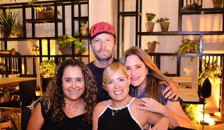  Víctor Muñoz, Paty Lara, Teté Muñoz y Cristi Reyes.