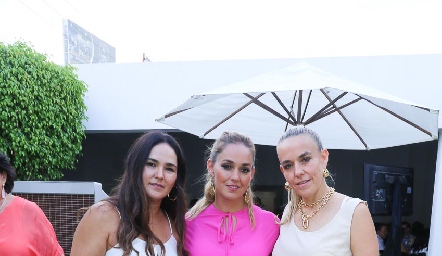  Ana Paula Valdés, María Torres y Mónica Torres.