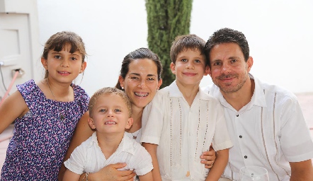  Sofía, Mariana, Pablo, Sebastián y Ricardo Allende.