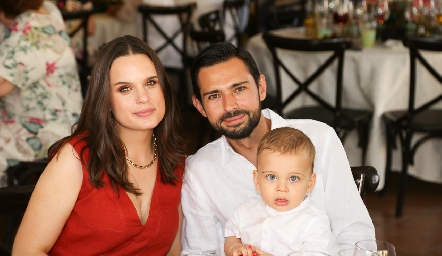  Maite Soberón y Andrés Allende con su hijo Diego.