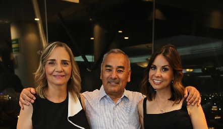  Mary Loza, Héctor Gallegos y Montse Gallegos.