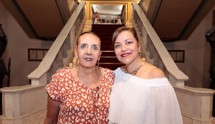  Dolores Castillo y Corina Zapata.