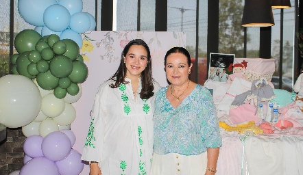 Bárbara Mejía con su mamá Rosa Maza.