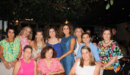  Yoya González, Luz de González, Mercedes Hunter, Kinkis Galán, Berenice Díaz Infante, Vero Berrón, Morena Pérez, Sahara González, Ana Hunter, Teté González y Mónica Leiva.
EDG46.jpg