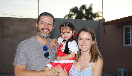  Fernando Toranzo y Adri Medina con su hija Emilia.