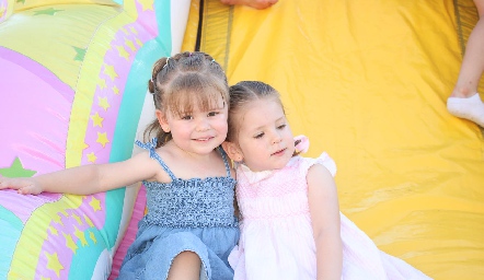  Romina Nava y Loretta Guzmán.