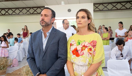  Carlos Torres y Hanni Abud, padrinos de Emilia.