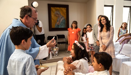  PRIMERA COMUNIÓN DE EMILIA Y JUAN CARLOS FERES.