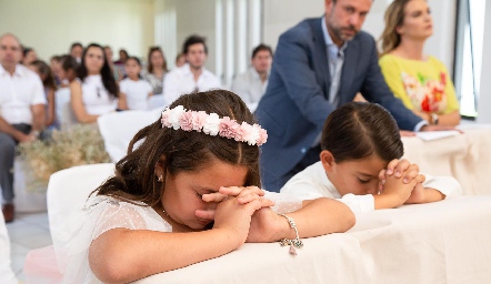  PRIMERA COMUNIÓN DE EMILIA Y JUAN CARLOS FERES.