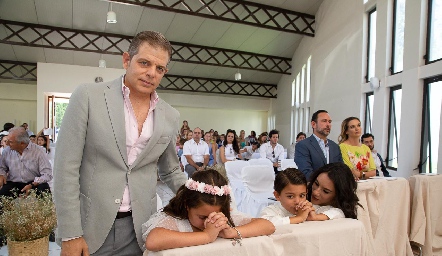  PRIMERA COMUNIÓN DE EMILIA Y JUAN CARLOS FERES.