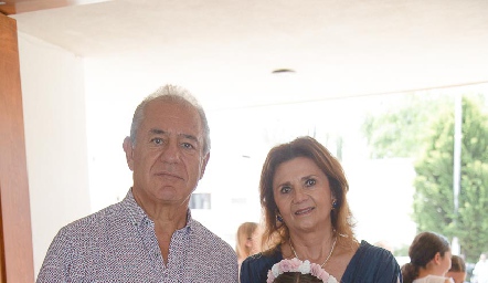  Fernando Abud e Irasema Medellín con su nieta Emilia.
