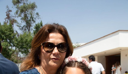 Irasema Medellín con su nieta Emilia Feres.
