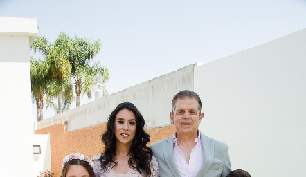  Irasema Abud y Juan Carlos Feres con sus hijos Emilia, Camila y Juan Carlos.