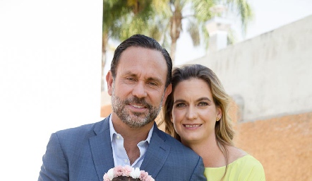  Emilia Feres con sus padrinos Carlos Torres y Hanni Abud.