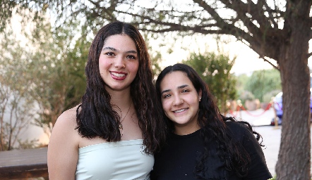  Valentina Meade y Regina Buendía.