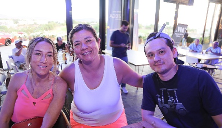  Sol Domínguez, Bere Martínez y Tomás Sánchez.