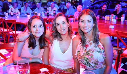  Adriana Herrera,  Rosa Elena Herrera y Carla Aguilar.
