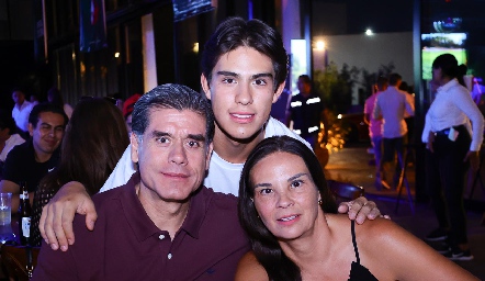  Santiago Siller, Jorge Siller y Gabriela Mercado.