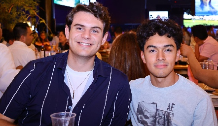  Adam Mendoza y Rafi Fontes.