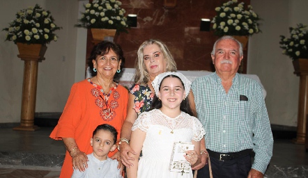  Lourdes con sus abuelos.