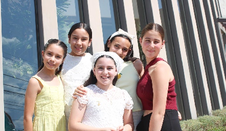 Lourdes con sus amigas.