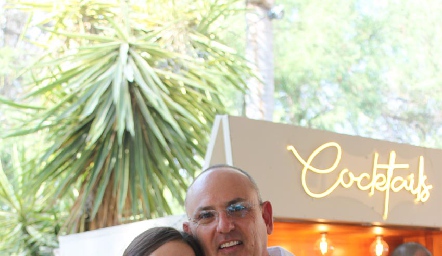  María José y Toño Flores.