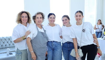  Julieta Morales, Socko Ortiz, Christiane Esper, Christiane Cambeses y Julia Morales.