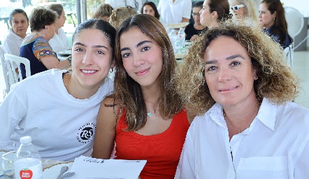  Julia, Constanza y Julieta Morales.