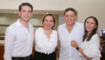  Mario González, Laura Vargas, Mario y Carolina González.