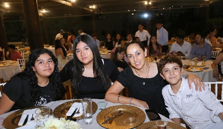  Alynn, Alexa González, María Acebo y Mario Noriega.