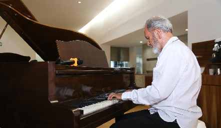  Profesor Alfredo González.