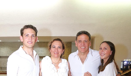  Mario González, Laura Vargas, Mario y Carolina González.