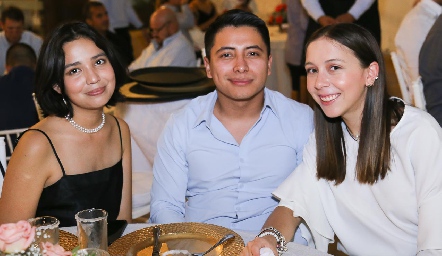  Regina Quiroz, Carlos Olan y Carolina González.