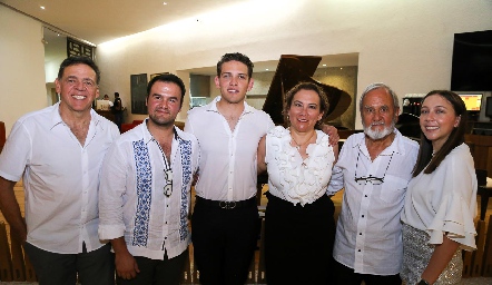  Mario González, Vicente González, Mario González, Laura Vargas, Alfredo González y Carolina González.
