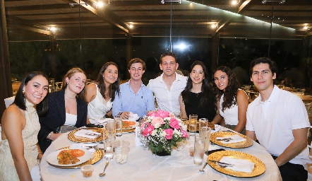  Mario González Vargas con sus amigos.