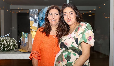  Scarlett con su mamá Julieta Mahbub.