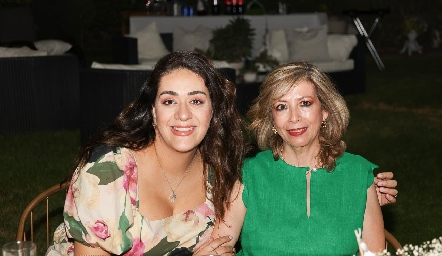  Scarlett con su suegra Alma Aradillas.
