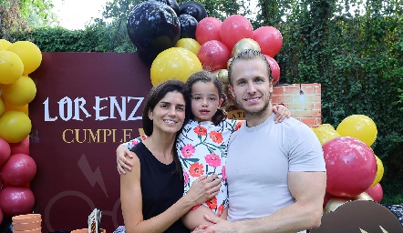  María Fernanda Gómez y Jose María Herrera con su hija Lorenza.