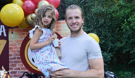  José María Herrera con su hija Carlota.