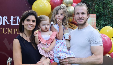  María Fernanda Gómez y Jose María Herrera con sus hijas Macarena y Carlota.