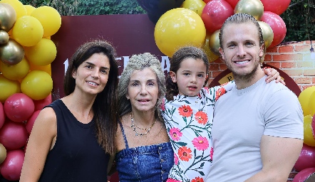  María Fernanda, Márgara, Lorenza y José María Herrera.