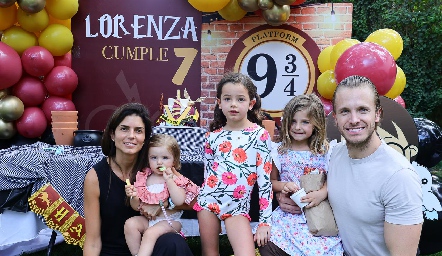  María Fernanda Gómez y José María Herrera con sus hijas Macarena, Lorenza y Carlota.