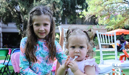  Isabela Meade y Emilia Meade.