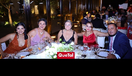  Rebeca Orantes, Estefanía Soto, Esmeralda Martínez, Yazmín Enríquez y Kalev Ibarra.